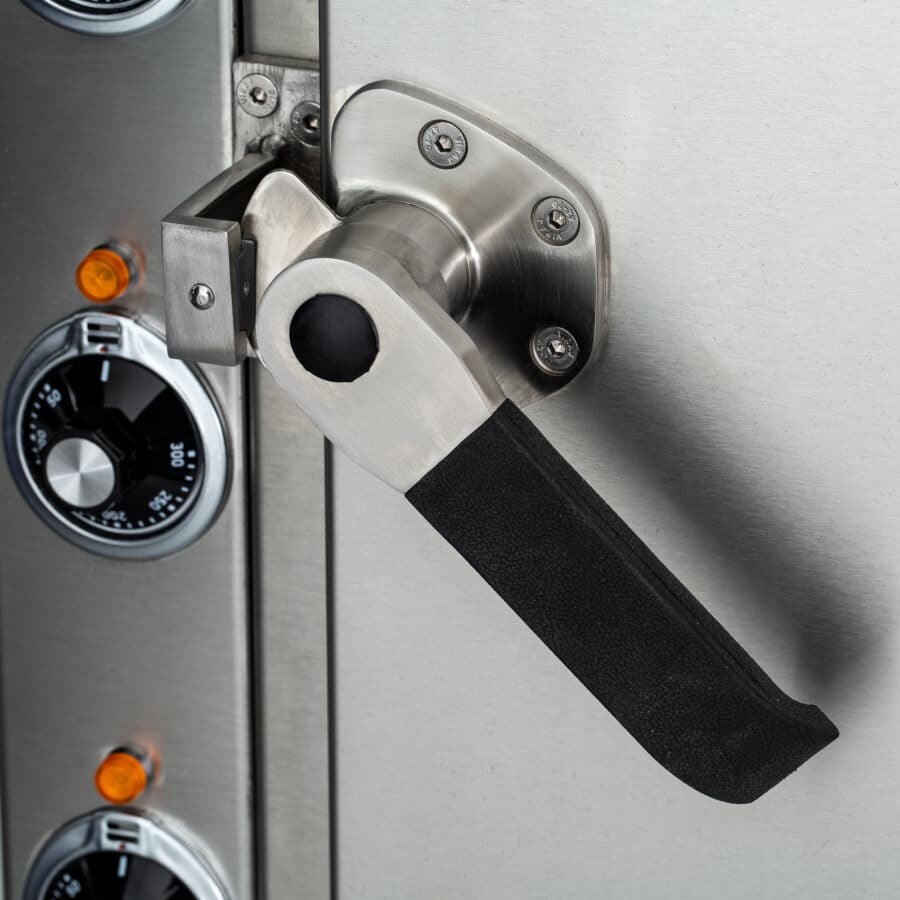Rackmaster RM2020 Oven with door latch